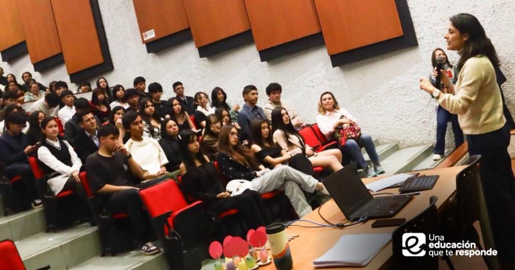 Foto que muestra personas sentadas en un auditorio