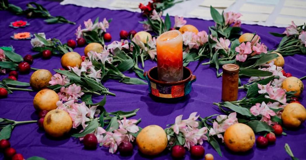 Una foto de una vela con un mantel morado 