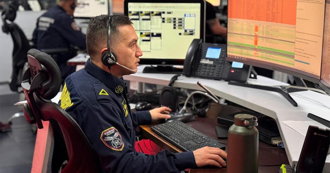 Un Bombero mirando un computador y monitoreando una emergencia en Bogotá