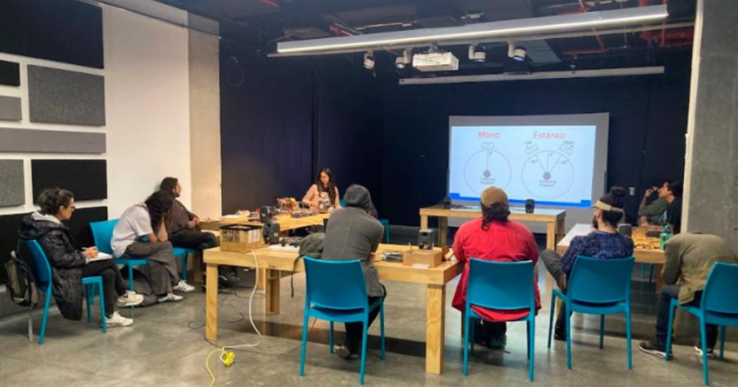 Foto que muestra personas reunidas hablando
