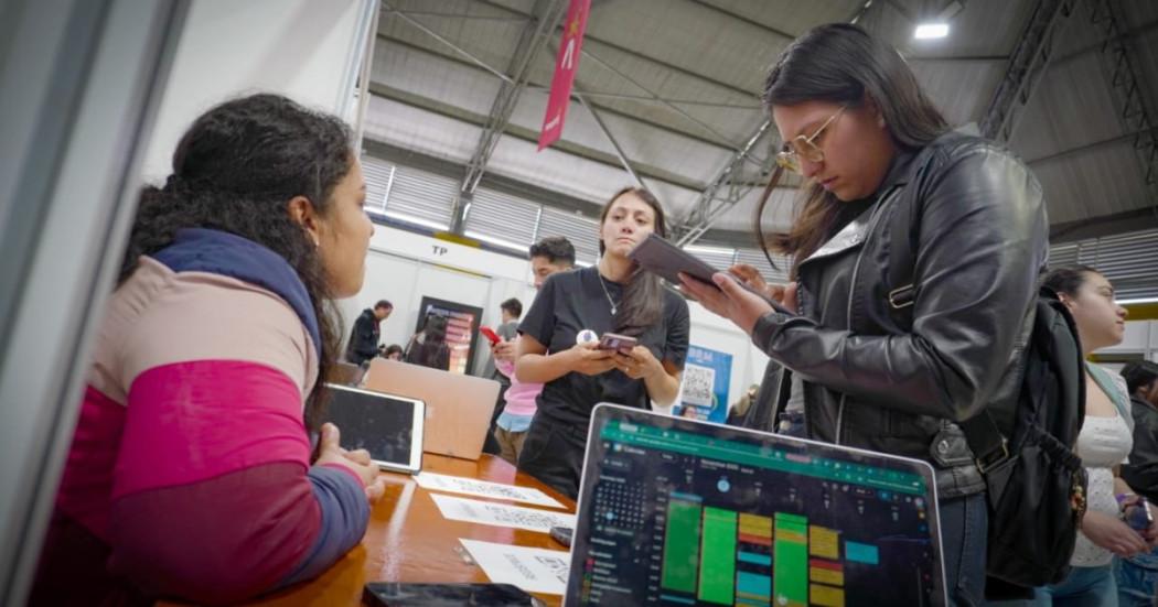 Foto que muestra personas hablando.