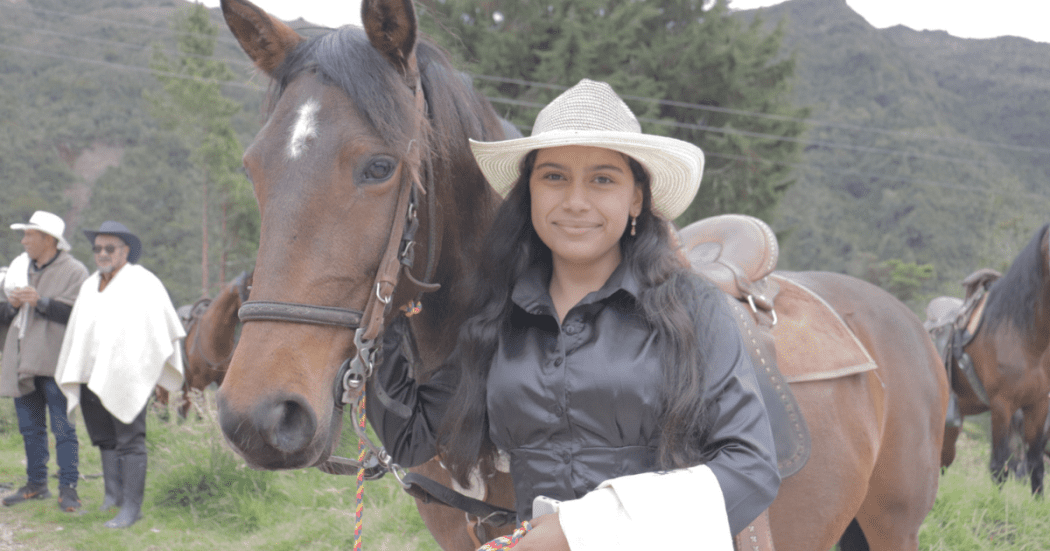 Foto de una mujer con un caballo cafe 