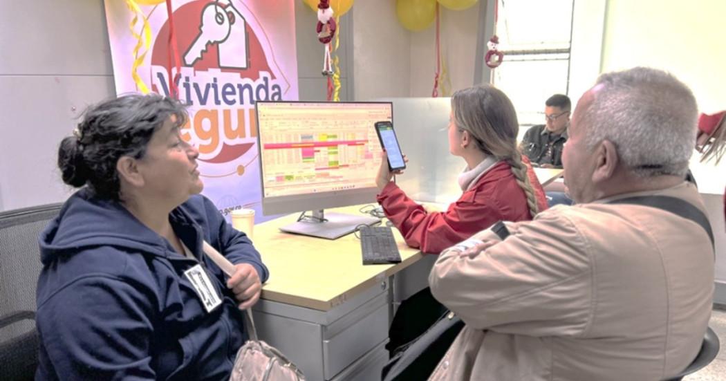 Foto que muestra personas hablando