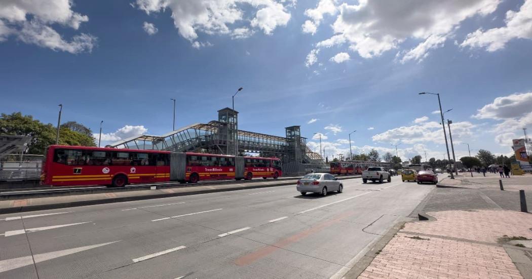 Foto de un bus de TransMilenio en una vía de Bogotá