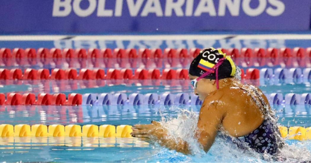 Foto que muestra una persona nadando 