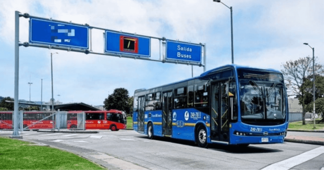 Imagen de un bus del SITP saliendo de un Portal