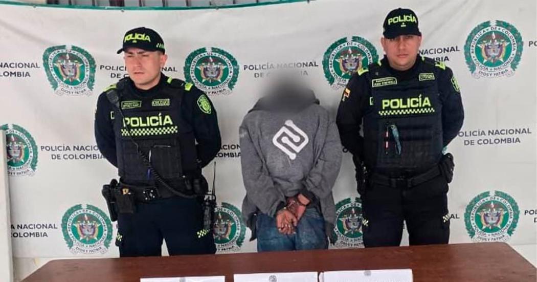 En la foto la captura de este hombre con los celulares encontrados en Bogotá