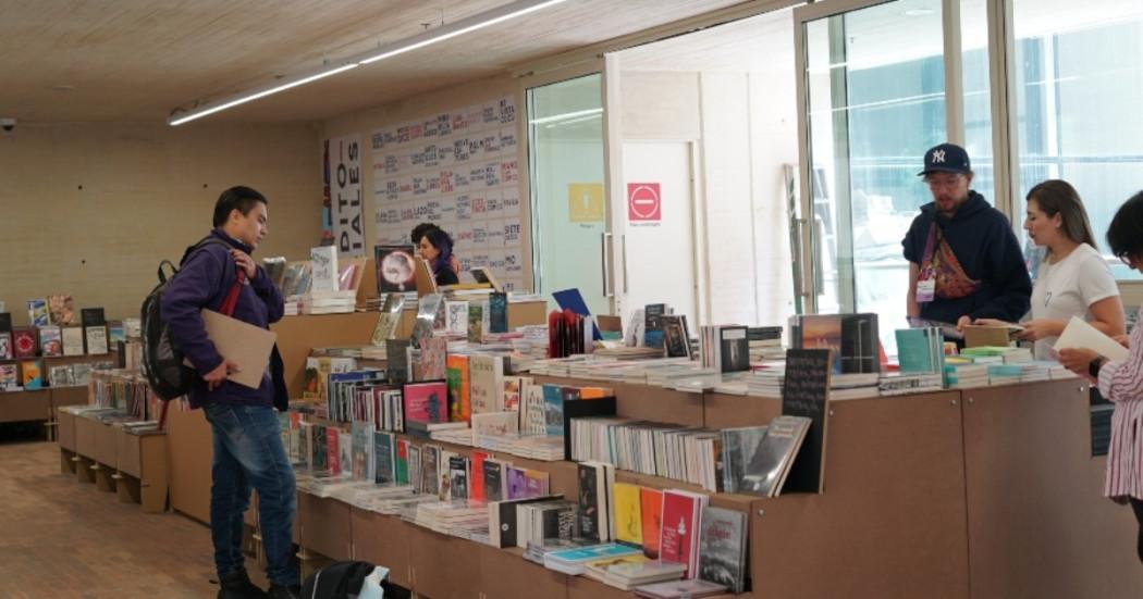 Foto que muestra personas en una biblioteca 