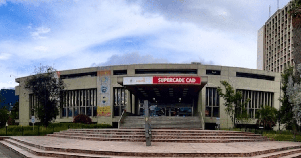 Imagen de la fachada del CAD de la NQS con Av. el Dorado