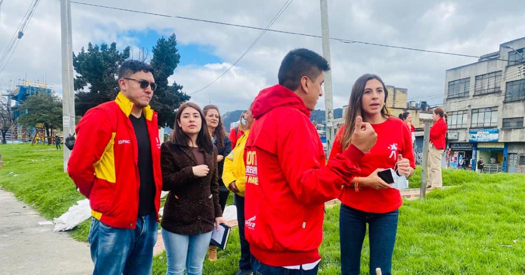 En la foto están los gestores del espacio público en jornadas de limpieza