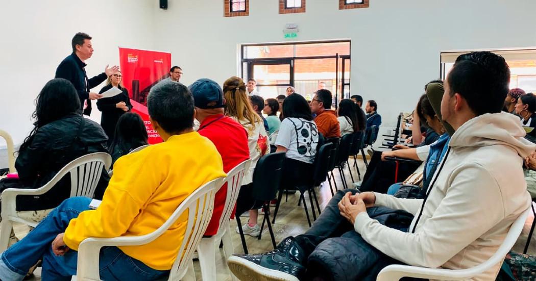 En la foto muchas personas asistiendo a un encuentro ciudadano en Bogotá