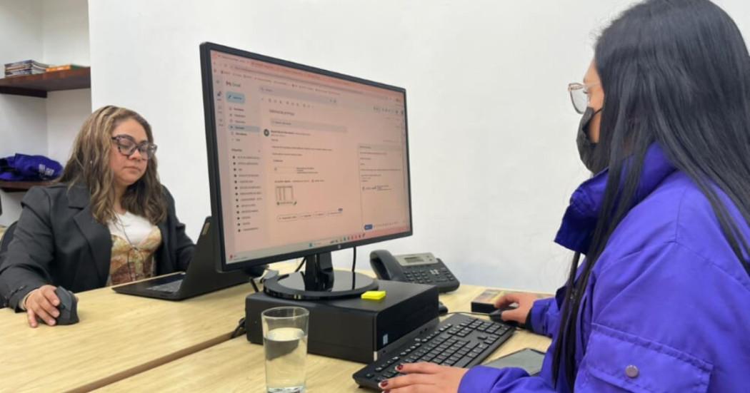 Foto que muestra una persona trabajando en un computador 