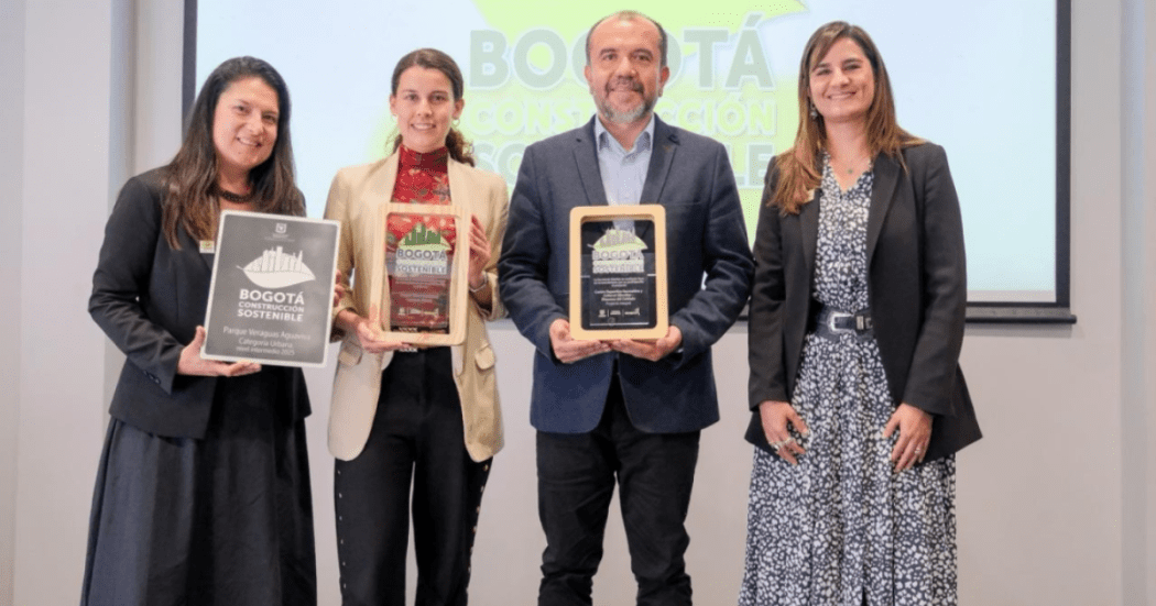 Imagen de Funcionarios recibiendo el reconocimiento 