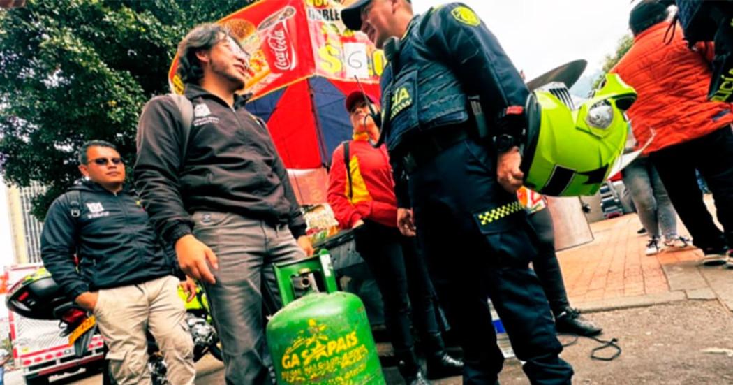En la foto un policía y un señor en un operativo en la carrera séptima