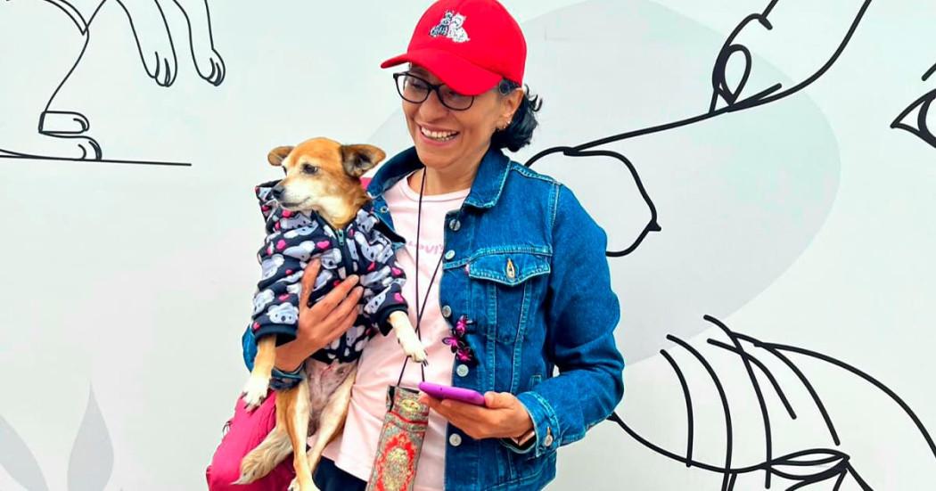 En la foto una señora con un perrito 