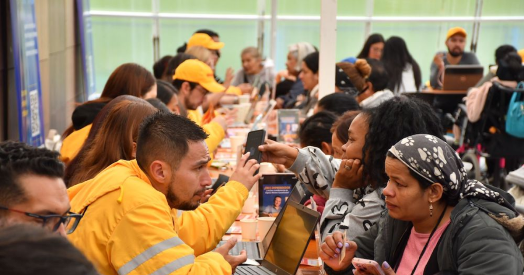 Imagen de un funcionarios de Integración Social atendiendo a personas