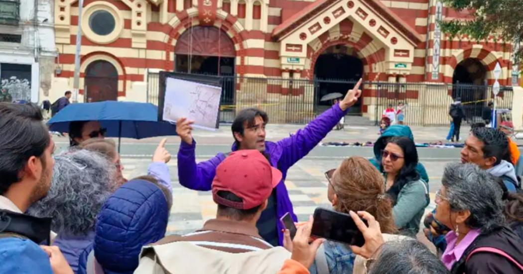 Foto que muestra personas reunidas hablando 