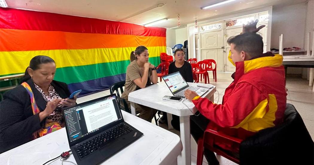 En la mesa de la casa LGBTI