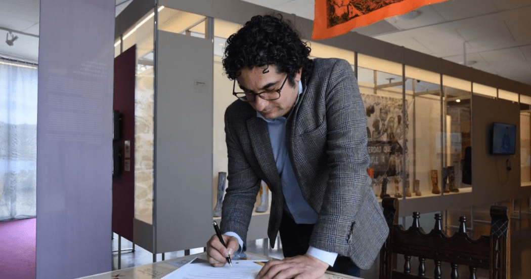 Imagen del secretario de integración social, firmando el Pacto de Integridad