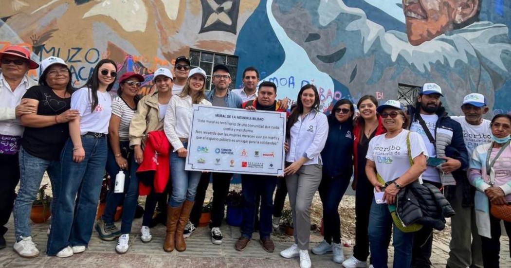 Foto que muestra un grupo de personas reunidas
