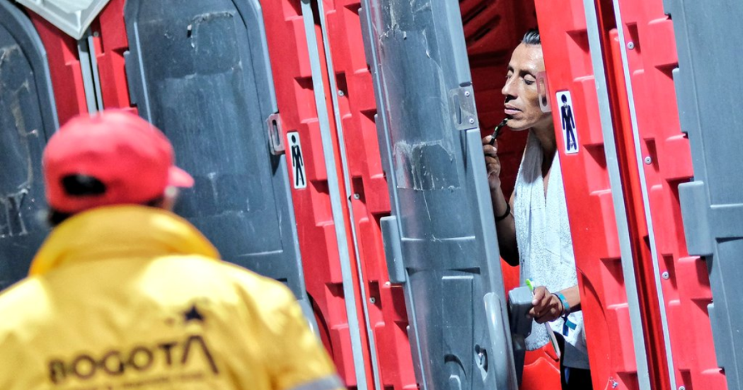 Imagen de un habitante de calle afeitándose