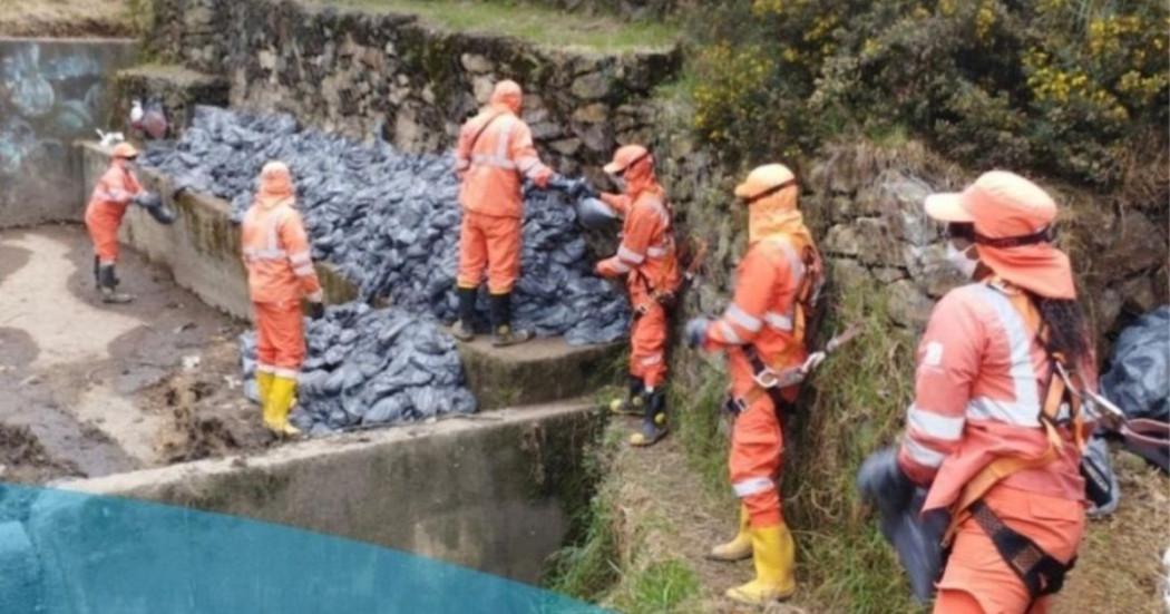 Foto que muestra trabajadores de Aguas Bogotá en la jornada de limpieza 