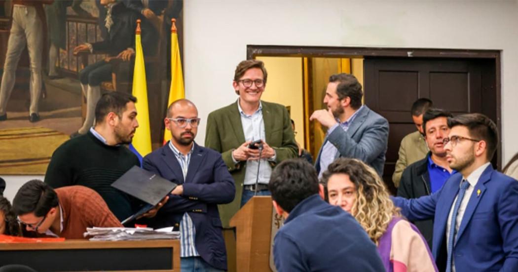 En la foto el secretario de gobierno junto con sus colaboradores en el Concejo de Bogotá