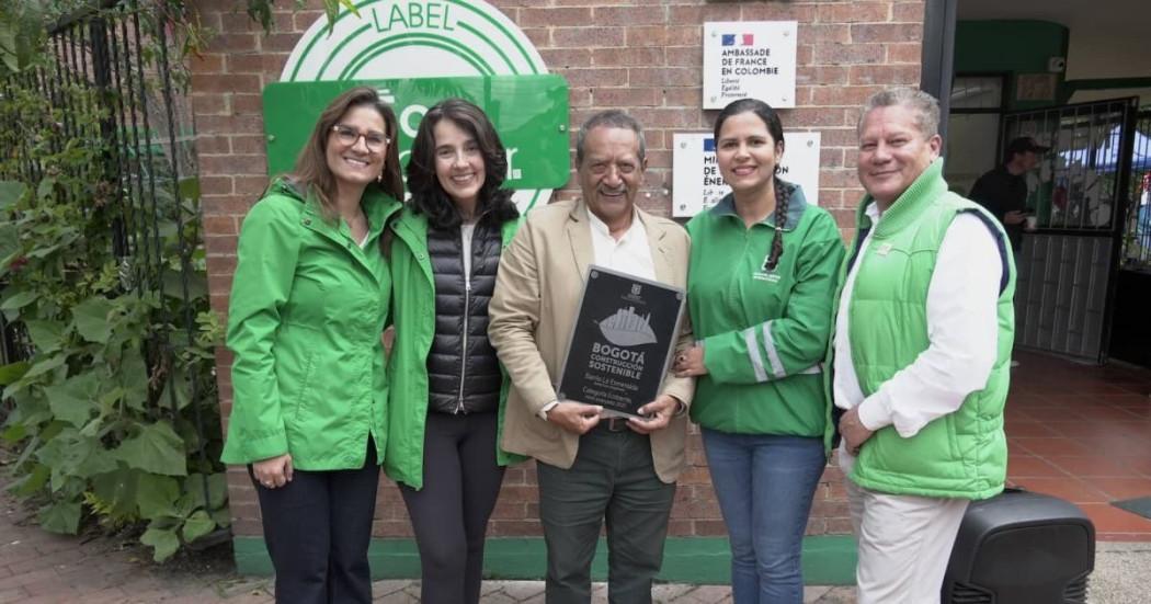 Foto: Andrea Saldaña, directora de Gestión Ambiental; Adriana Soto, secretaria Distrital de Ambiente; Pedro Abril, presidente de la Junta de Acción Comunal de La Esmeralda; Lilian Bernal, y José Bustos del equipo de Ecourbanismo de la SDA