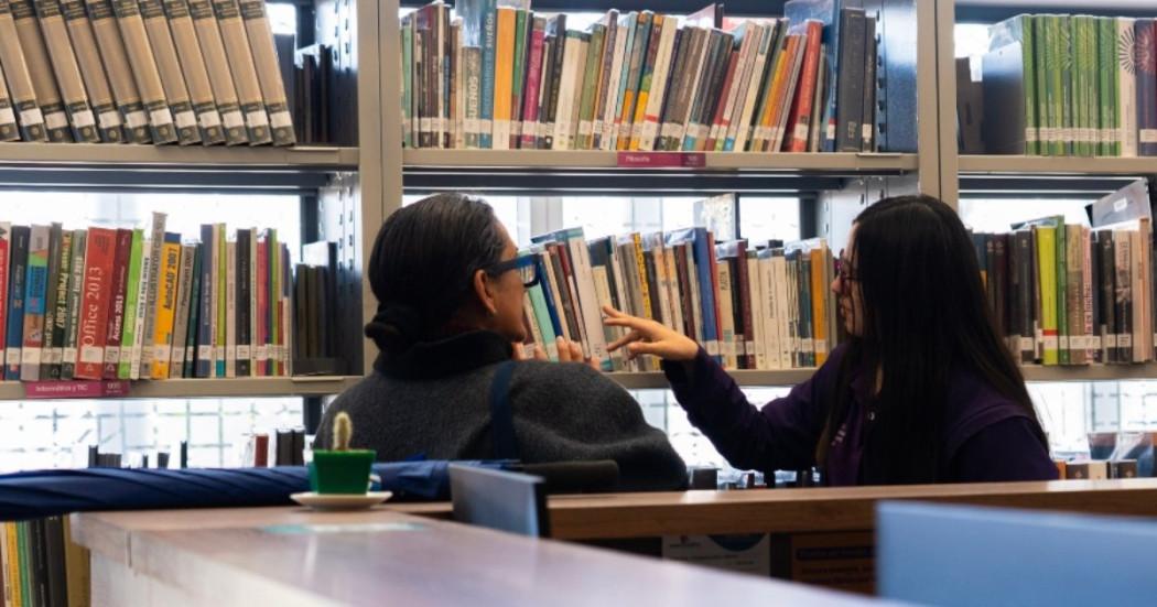 Foto que muestra dos personas hablando 