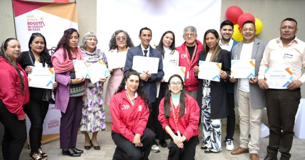 Foto que muestra un grupo de personas con un diploma en la mano