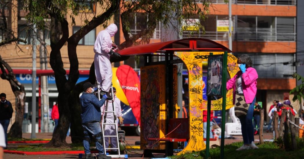 Foto que muestra personas limpiando el Parque de los Hippies en Bogotá