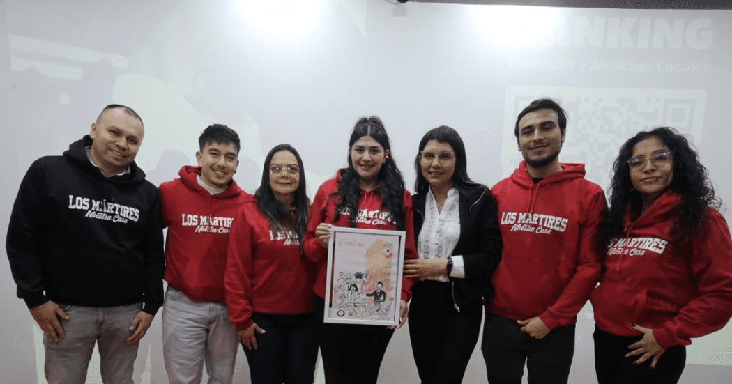 Foto de funcionarios de la Alcaldía Local de Los Mártires recibiendo un reconocimiento