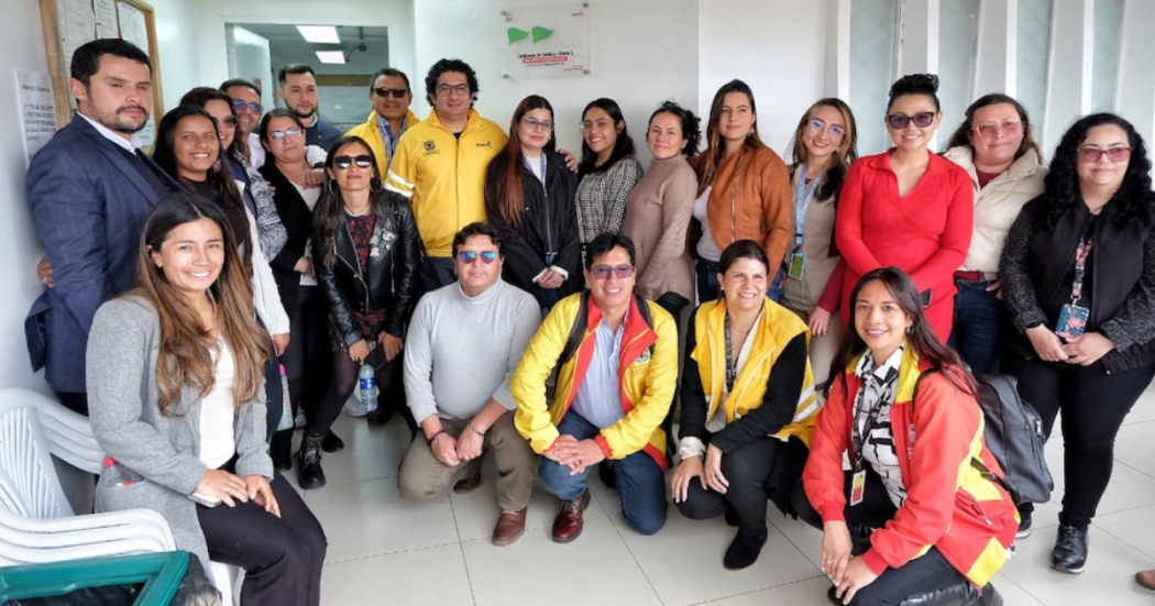 Imagen de funcionarios posando para la foto