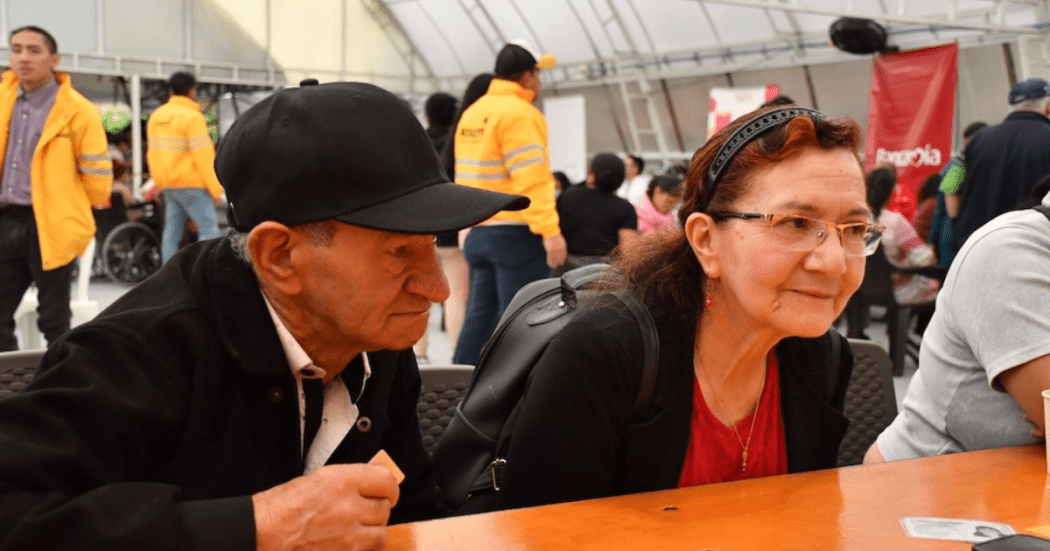 Imagen de dos adultos mayores sonriendo