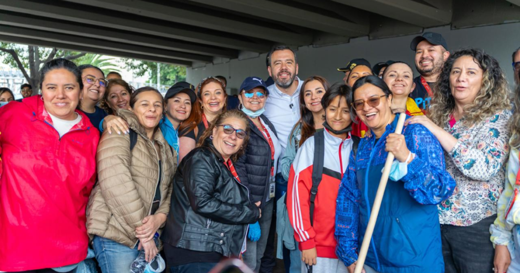 Imagen del alcalde Galán junto con voluntarios que participaron en la jornada