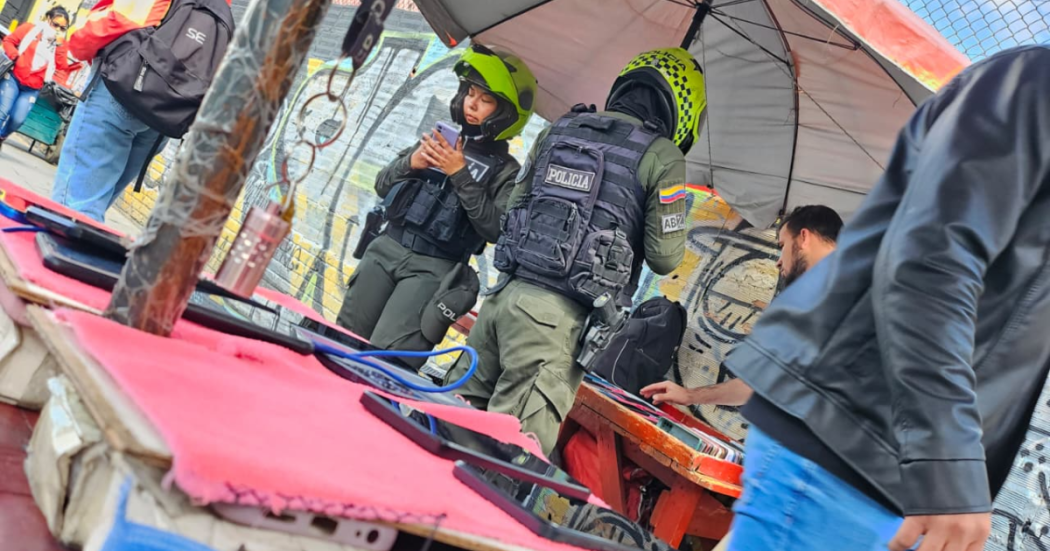 Imagen de dos policías en operativos en la Localidad de Los Mártires