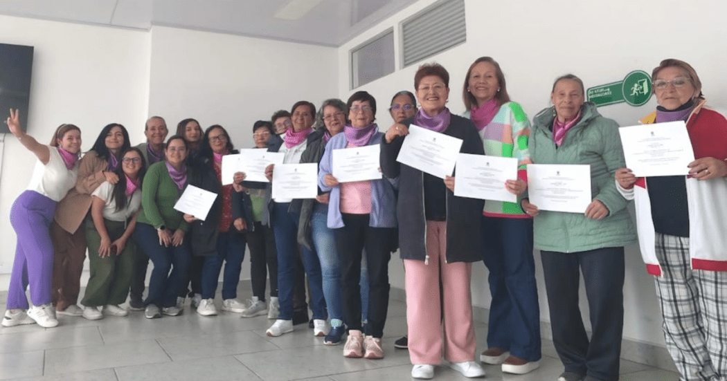 Imagen de señoras mostrando sus diplomas