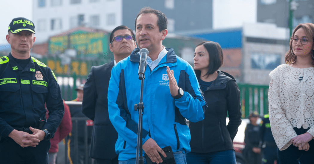 Foto del subsecretario de salud durante rueda de prensa en la presentación del Plan de Navidad 2025.