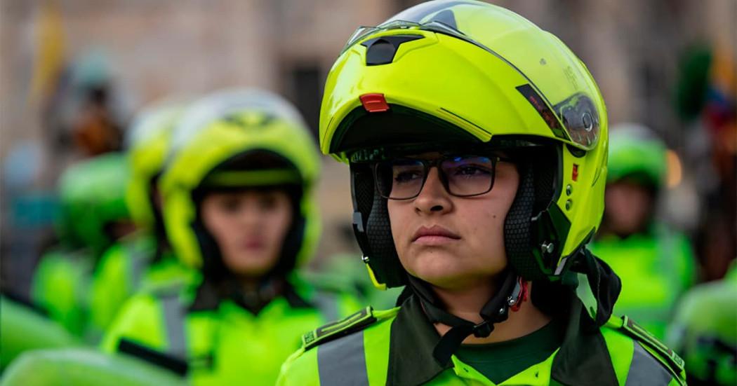 En la foto unos policías en Bogotá