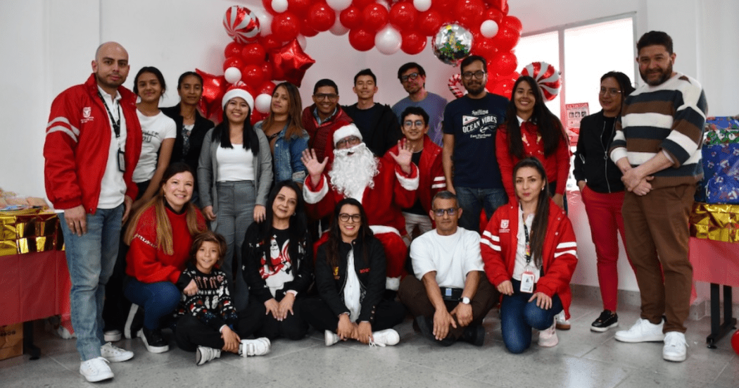 Imagen de funcionarios con niños y niñas durante la entrega de regalos