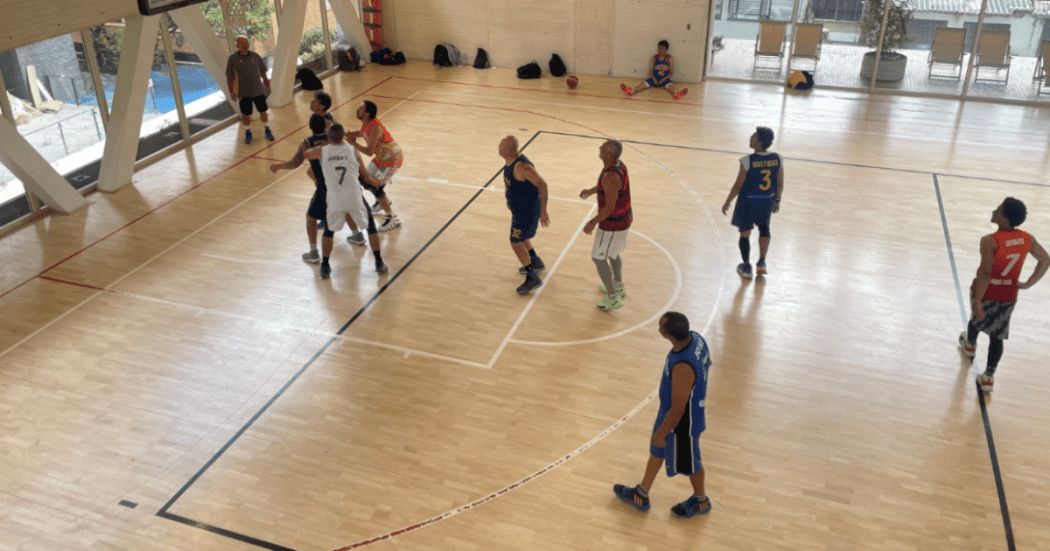 Imagen de varios hombres practicando baloncesto.