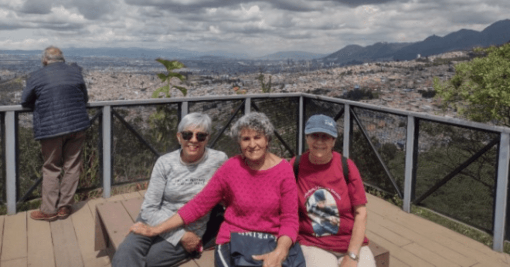 Imagen de tres señoras posando para una foto