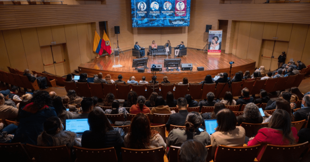 Foto de un auditorio en la Alcaldía en el lanzamiento del libro del FONCEP