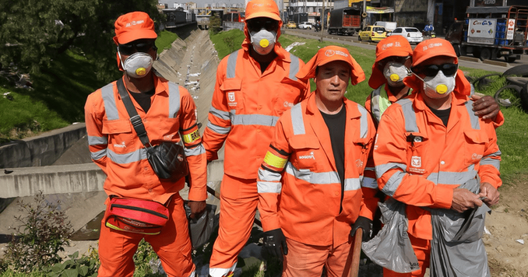 Foto de funcionarios del Distrito en operativo de limpieza