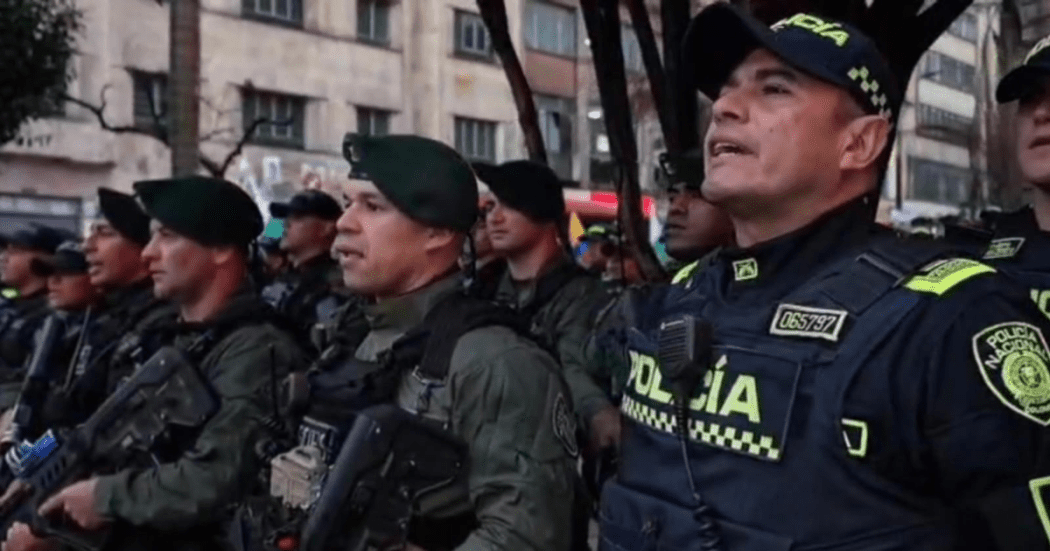 Imagen de policías organizados en fila