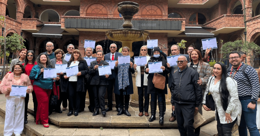 Foto de un grupo de personas mayores certificadas