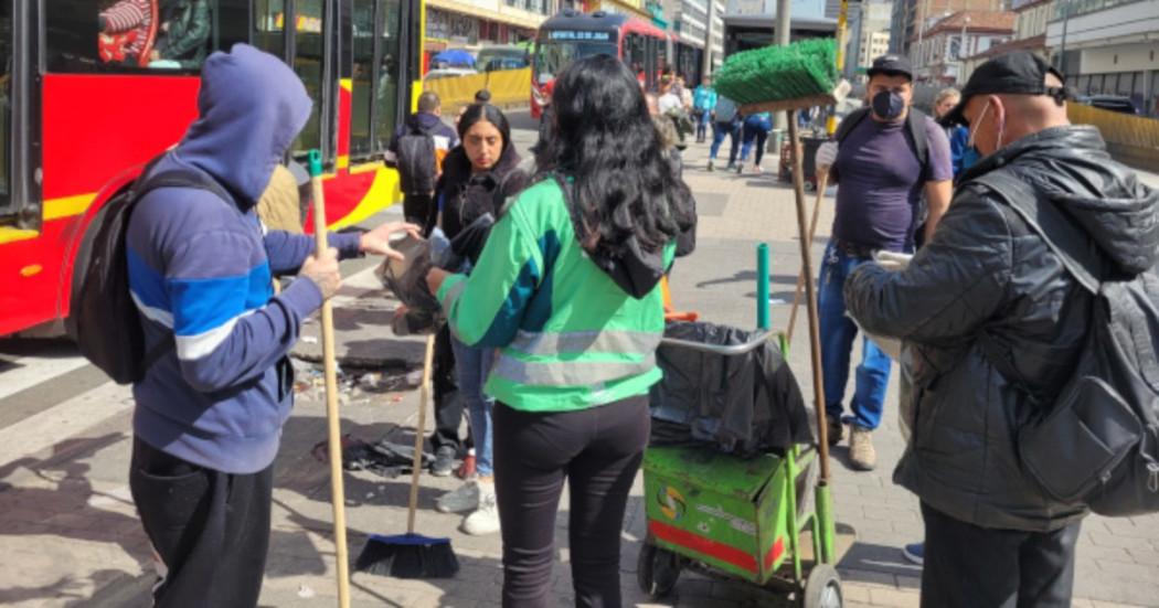 Foto que muestra personas barriendo las calles de Bogotá