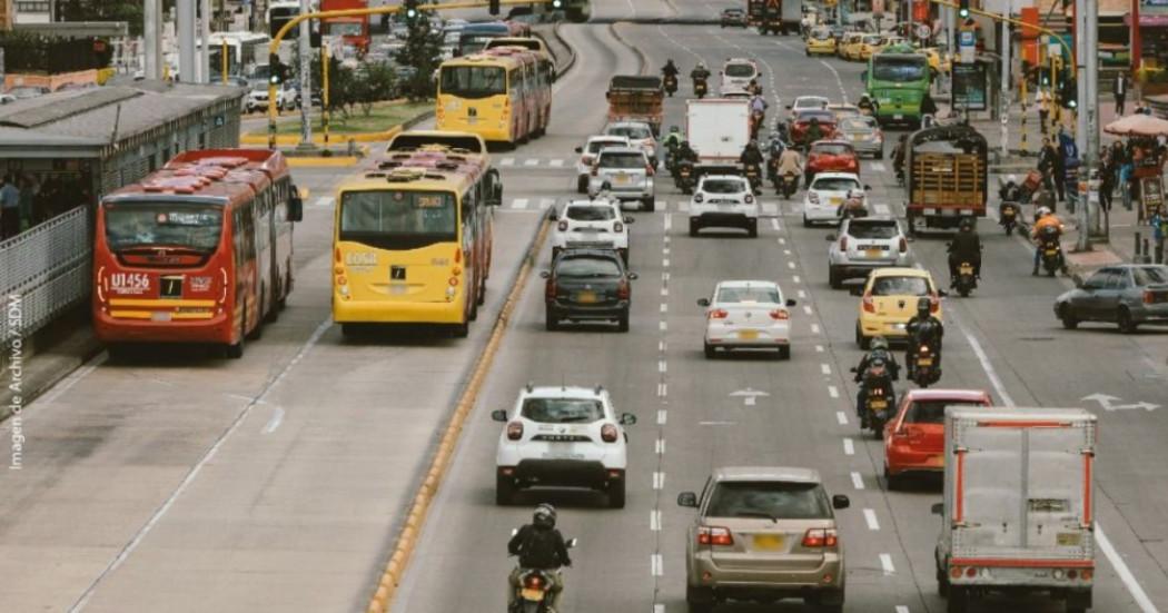Foto que muestra vehículos andando por las calles