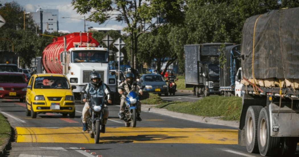 Imagen panorámica de una vía en la que circulan varios tipos de vehículos automotores