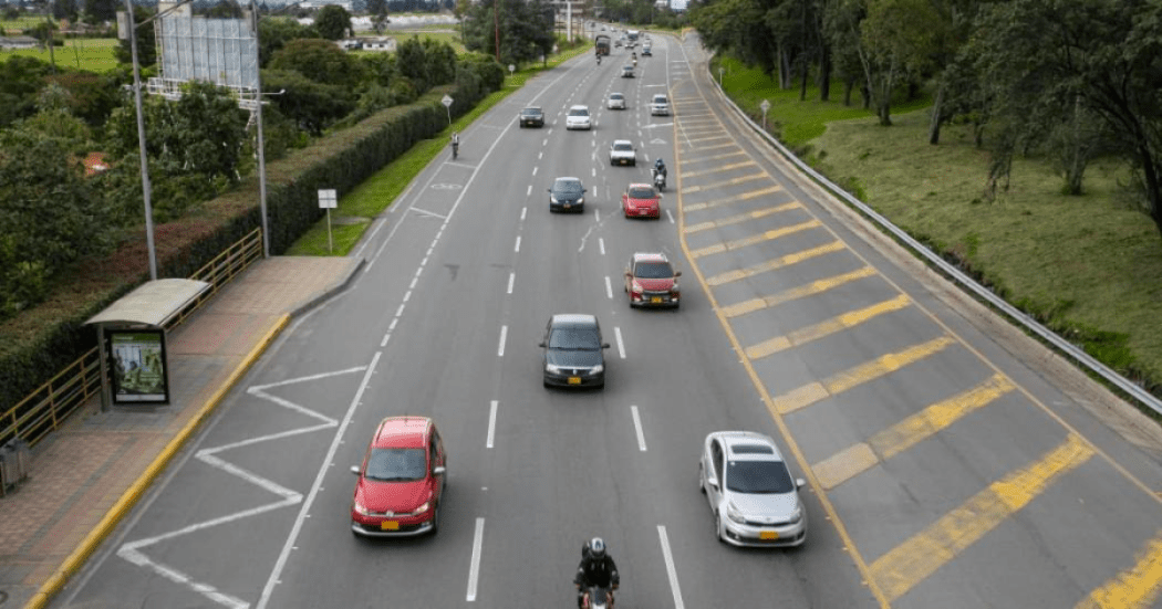 Imagen de una via de Bogotá en la que circulan diferentes tipos de vehículos